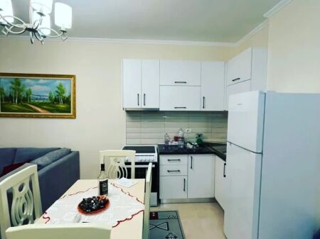 Apartament 1+1 . Ndodhet te Le Palazzine . Kati i 3 . Dritat dhe uji perfshihen ne cmim per kohe te gjate.