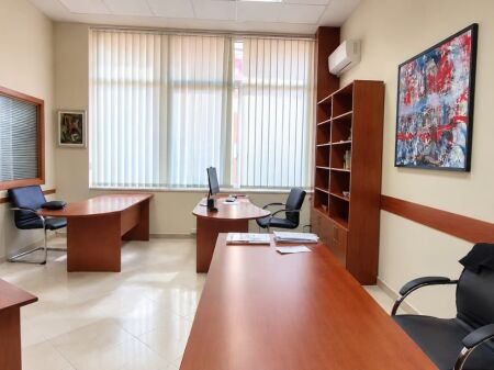 # In Affitto: Ufficio con 2 Ambienti di Lavoro 📍 Myslym Shyri (Molto Vicino al Centro) – 60.000 ALL/Mese – Superficie: 70m² – Edificio Nuovo || Posizione Premium