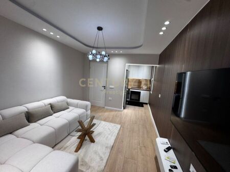 APARTAMENT 1+1 ME QIRA, PRANE STADIUMIT DINAMO!